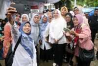 Ketua TP PKK Provinsi Banten Tinawati Andra Soni terlihat hangat bersama masyarakat dengan melayani foto bersama. Foto: ist