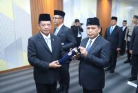 Menteri Dalam Negeri Moh.Tito Karnavian saat melantik Dr.Nurdin,S.Sos.,M.Si sebagai Deputi Bidang Pengelolaan Batas Wilayah pada Badan Nasional Pengelola Perbatasan. Foto: BantenPos.id
