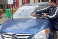 Petugas UPTD PPD Samsat Cikokol saat Mendata Kendaraan di Area Parkiran Pusat Pemerintahan Kota Tangerang. Foto: ist
