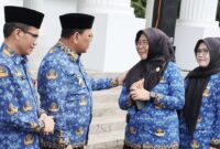 Pj Gubernur Banten, A.Damenta didampingi Pj Sekda Banten, Nana Supiana saat Salami ASN Pemprov Banten usai Apel. Foto: Ist