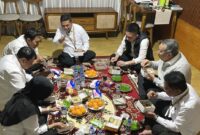 Gubernur Banten Andra Soni makan malam bersama Bupati Lebak Hasbi Jayabaya, Bupati Tangerang Maesyal Rasyid, Bupati Pandeglang Dewi Setiani, Wali Kota Cilegon Robinsar, Wali Kota Tangsel Benyamin Davnie, Wali Kota Tangerang Sachrudin dan Wakil Wali Kota Serang, Nur Agis Aulia. Foto: @andrasoni12
