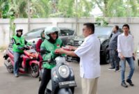 Ketua DPD Partai Gerindra Provinsi Banten, Andra Soni saat turut membagikan Program Paket Takjil Gratis di Kantor DPD Gerindra Banten. Foto: BantenPos.id
