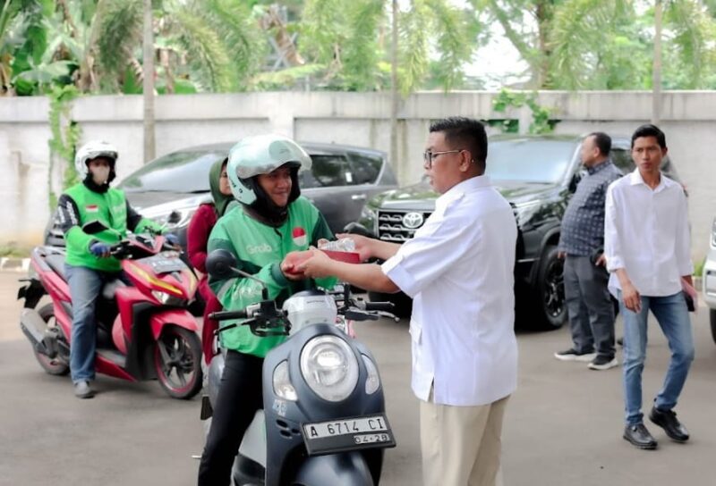 Ketua DPD Partai Gerindra Provinsi Banten, Andra Soni saat turut membagikan Program Paket Takjil Gratis di Kantor DPD Gerindra Banten. Foto: BantenPos.id