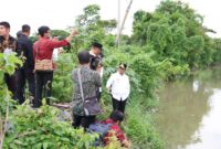 Gubernur Banten Andra Soni saat meninjau Kondisi Hilir DAS Cibanten di Kelurahan Warung Jaud, Kecamatan Kasemen, Kota Serang. Foto: ist