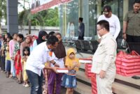 Bendahara DPD Gerindra Banten, Taufiq Hidayat saat Bagikan Paket Takjil Gratis di Kantor DPD Gerindra Banten. Foto: Imam DJM