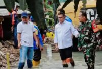Gubernur Banten Andra Soni saat meninjau lokasi sungai yang terjadi pendangkalan imbas banjir bandang yang diikuti dengan bebatuan, di Kampung Begog, Desa Citasuk, Kecamatan Padarincang serang. Foto: ist