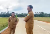 Gubernur Banten Andra Soni bersama Kepala Dinas PUPR Banten saat meninjau Jalan Sumur-Taman Jaya Pandeglang. Foto: ist