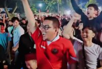 Gubernur Banten Andra Soni bersama ribuan Warga Banten merayakan Gol Ole Romeny ke gawang Bahrain saat nonton bareng di Gedung Negara Pendopo Lama Gubernur Banten. Foto: BantenPos.id