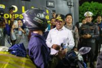 Gubernur Banten Andra Soni saat menyapa pemudik yang akan menyeberang ke Pulau Sumatera dari pelabuhan Ciwandan Kota Cilegon. Foto: Ist