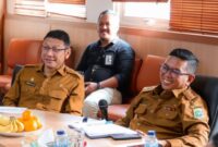 Gubernur Banten Andra Soni dan Plt.Kepala Bapenda Provinsi Banten Deden Apriandhi. Foto: ist