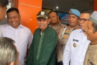 Gubernur Banten Andra Soni Didampingi Kepala UPTD PPD Samsat Balaraja, Ali Hanafiah saat Meninjau Langsung Pelayanan Samsat Balaraja. Foto: Ist