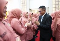 Gubernur Banten Andra Soni saat melantik pengurus Badan Kerjasama Organisasi Wanita (BKOW) Provinsi Banten periode 2025-2030 di Pendopo Gubernur Banten, KP3B Curug, Kota Serang, Jumat (9/5/2025). Foto: ist