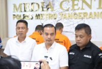 Kasat Narkoba, Kompol Rihold didampingi Kasi Humas AKP Prapto Lasono saat Konferensi Pers di Mapolres Metro Tangerang Kota. Foto: Ist