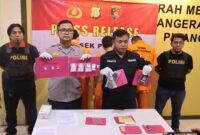Kapolsek Pinang, Iptu Adityo Wijanarko didampingi Kasi Humas Polres Metro Tangerang Kota, AKP Prapto Lasono saat menggelar Konferensi Pers. Foto: Doni