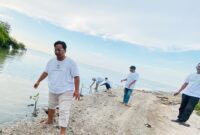 Koalisi Aktivis Lingkungan Hidup Tangerang (Kalung) saat tanam bibit Mangrove di Pesisir Tangerang. Foto: BantenPos.id