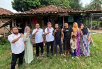 Camat Cisoka Kabupaten Tangerang, Sumartono,S.STP.,M.Si beserta Jajaran Meninjau Langsung Rumah Ibu Asmuni yang dalam waktu dekat segera direhabilitasi. Foto: BantenPos.id