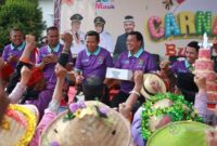 Bupati Tangerang Moch Maesyal Rayid Didampingi Camat Mauk Kholid Mawardi saat menyaksikan karnaval budaya dalam rangka menyemarakan HUT ke-155 Kecamatan Mauk. Foto: ist