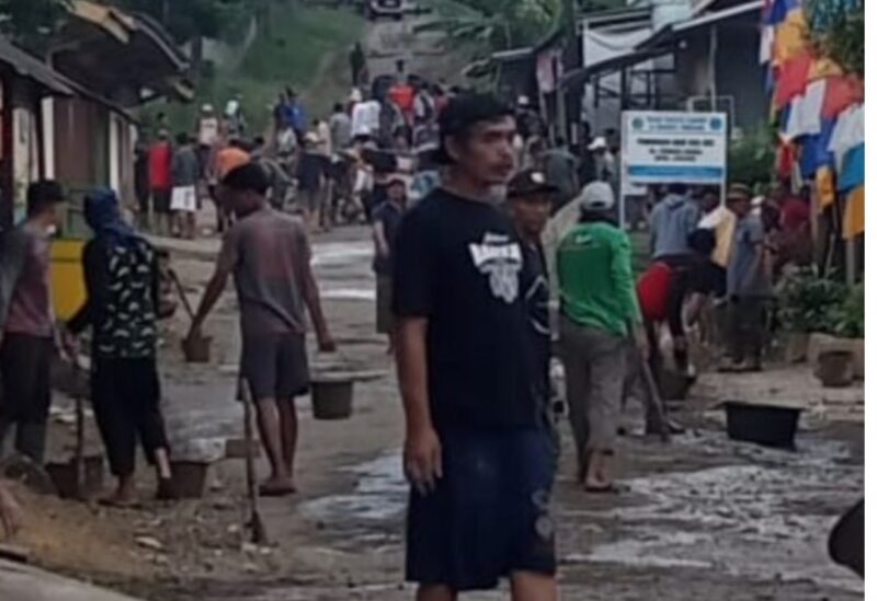 Ratusan Warga Cadasari dan Tapos kerjabakti perbaiki jalan akses penghubung kedua desa tersebut secara mandiri. Foto: ist