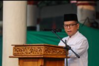 Gubernur Banten Andra Soni saat memberikan sambutan sebelum pelaksanaan Sholat Idul Adha 1446 Hijriah di Alun-alun Barat Kota Serang, foto: ist