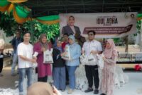 Anggota DPR RI Annisa MA Mahesa dan Ketua Tidar Banten Hijaz Putra J Mahesa Saat membagikan Daging Kurban kepada Masyarakat. Foto: ist