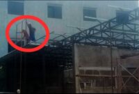 sejumlah pekerja yang sedang mengerjakan bagian pondasi atas sama sekali tidak menggunakan Alat Pelindung Diri (APD)