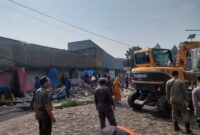 Satpol PP Kota Tangerang dan Petugas Gabungan saat melakukan melakukan penertiban bangunan liar di sekitar Perumahan Aster Cibodas, Kota Tangerang. Foto: ist