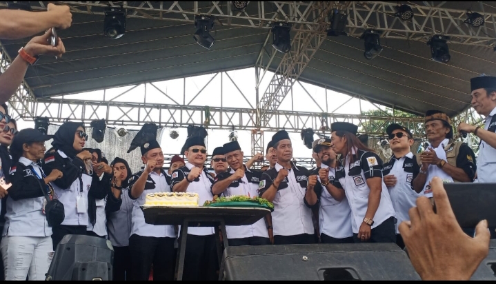 Ketua Umum Forkabi Abdul Ghoni beserta jajaran,melakukan potong tumpeng Foto: ist