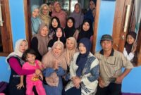 Anggota Komisi XI DPR RI Fraksi Partai Gerindra, Annisa Mahesa, bersama para UMKM. Foto: ist