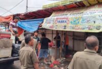 Satpol PP Kota Tangerang Bantu Proses Pemindahan Barang Dagangan Pasar Anyar. Foto: ist