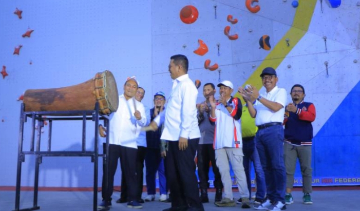 Gubernur Banten Andra Soni, Saat Melakukan Pembukaan Kejurnas Panjat Tebing 2025. Foto: ist