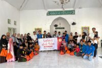 Mahasiswa Unpam bersama dengan anak yatim piatu. Foto:ist