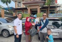 Gugun Ketua FKWT saat memberikan bantuan. Foto: ist