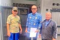 Petugas UPTD PPD Samsat Cikokol Saat melakukan penagihan pajak kendaraan bermotor (PKB) secara door to door. Foto: ist