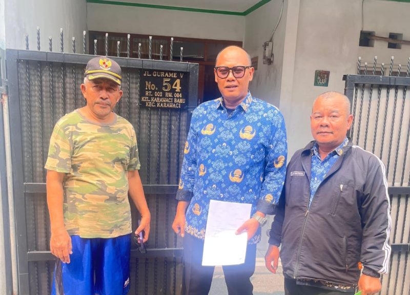 Petugas UPTD PPD Samsat Cikokol Saat melakukan penagihan pajak kendaraan bermotor (PKB) secara door to door. Foto: ist