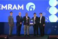 Iwan A. Setiawan, Direktur Marketing, Sales & Business Development dan Hasan Widjaja, selalu Direktur Information Technology Bethsaida Healthcare saat Menerima Sertifikat EMRAM Stage 6. Foto: ist
