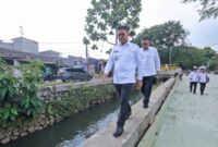 Wali Kota Tangerang, H. Sachrudin saat meninjau langsung progres pembangunan infrastruktur jalan dan jembatan di kawasan irigasi Sipon. Foto: ist