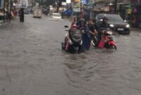 Hujan deras mengakibatkan sejumlah ruas jalan di Kota Tangerang banjir. Foto: BPBD Kota Tangerang
