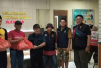 ‎Kepala Dinsos Kota Tangerang Mulyani saat memberikan Bantuan Permakanan dan Logistik. Foto: ist