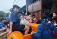 Petugas BPBD Kota Tangerang Siaga Bantu Evakuasi Warga Terdampak Banjir. Foto: Ist
