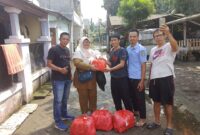Bantuan Makanan Siap Saji dari Dinsos diterima oleh Sekretaris dan Bendahara RW 016 Kelurahan Uwung Jaya Kecamatan Cibodas Kota Tangerang. Foto: ist