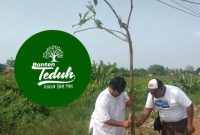 Inisiator 'Banten Teduh', Ade Yunus saat menanam pohon di Jalan Bayur Periuk Sisi Cisadane Barat Kota Tangerang. Foto: Ist