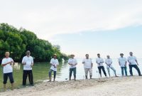 Koalisi Aktivis Lingkungan Hidup Tangerang (Kalung) Saat Menanam Bibit Mangrove di Pesisir Tangerang. Foto: Ist