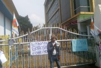 Ketua JPMI Banten, Entis Sumantri atau Tayo saat Orasi didepan Gedung BBWSC3. Foto: ist