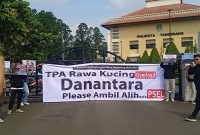 Aktivis Kalung saat berorasi di depan halaman kantor walikota Tangerang. Foto: ist