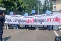 Koalisi Aktivis Lingkungan Hidup Tangerang (Kalung) saat menggelar aksi simpatik soal PSEL didepan Puspemkot Tangerang. Foto: ist