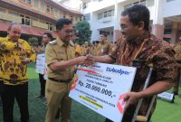 Penyerahan secara simbolis oleh Wali Kota Tangerang, H. Sachrudin. Foto: ist