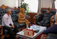 Gubernur Banten Andra Soni Didampingi Kepala Dinkes Banten, Ati Pramudji Hastuti saat menerima Kunjungan Perhimpunan Orang Tua Penderita Thalasemia Indonesia (POPTI). Foto: ist