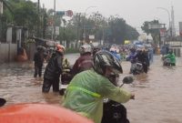 Ratusan Pengendara terpaksa mendorong motornya Akibat Banjir di Jalan Raya Serang, Jatake Jatiuwung Kota Tangerang. Foto: Ist