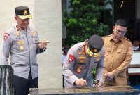Gubernur Banten Andra Soni dan Kapolda Banten, Irjen Pol Suyudi Ario Seto saat mendampingi Kapolri Jenderal Polisi Listyo Sigit Prabowo. Foto: ist