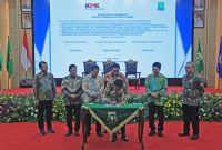 Wali Kota Tangerang H. Sachrudin saat menandatangani komitmen anti korupsi. Foto: Ist